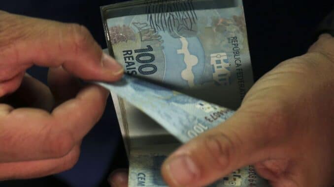 Servidores públicos com inscrição de final 7 também recebem hoje.