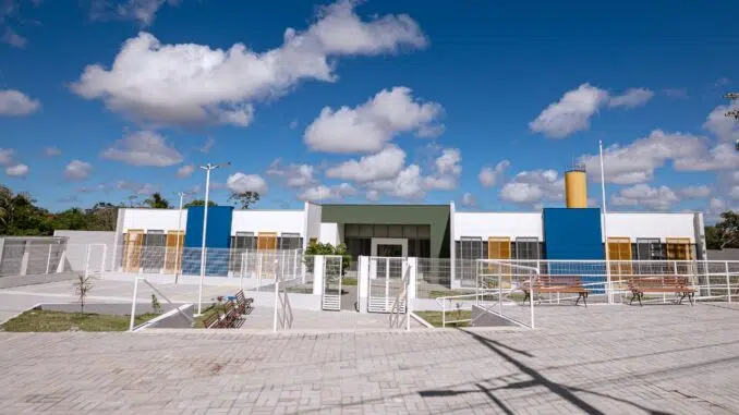 Creche do Jardim Limoeiro será entregue segunda (26/9) Será dada a largada para um novo ciclo na educação de Camaçari dentro dos próximos dias com a entrega à população da Creche Linaldo da Silva, no Jardim Limoeiro, que acontecerá na segunda-feira (26/9), às 9h. A inauguração do equipamento é mais de uma série de benfeitorias executadas pela gestão, que marca os 264 anos de emancipação política do município, celebrado no dia 28 de setembro. A cerimônia contará com a presença do prefeito Elinaldo Araújo e demais autoridades municipais. De acordo com a Secretaria da Educação (Seduc), a pasta tem perspectiva de atender no espaço 188 crianças em período integral. Essa é a primeira unidade de ensino construída que segue projeto padrão Proinfância tipo 1, do Fundo Nacional de Desenvolvimento da Educação (FNDE). As intervenções de construção do imóvel foram acompanhadas e fiscalizadas por técnicos da Secretaria da Infraestrutura (Seinfra). Os ambientes são compostos por 10 salas de aula, dentro desse quantitativo, duas acolhem bebês de até 1 ano; outras duas, crianças de 1 a 2 anos; mais duas recebem crianças de 2 a 4 anos; e as últimas quatro, acolherão meninos e meninas de 4 a 6 anos. O equipamento conta ainda com secretaria; lactário; espaço para amamentação; almoxarifado; sanitários infantis, para professores e pessoas com deficiência (PcDs); direção; sala dos professores; refeitório; copa para funcionários (contém rouparia, vestiário e lavanderia); sala multiuso e playground. A iniciativa é o demonstrativo do cuidado da administração na oferta de ensino infantil de qualidade..