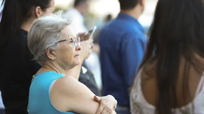 Pessoas com 65 anos ou mais devem dormir de 7 a 8 horas por noite .