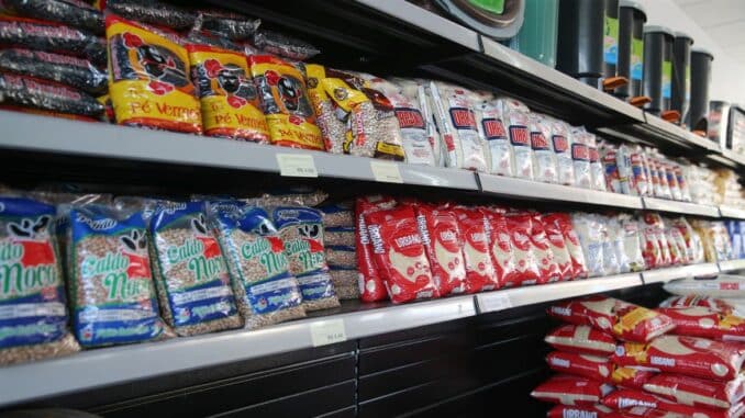 Foto de alimentos básicos na prateleira de supermercado