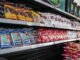 Foto de alimentos básicos na prateleira de supermercado
