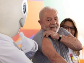 Lula sendo vacinado contra covid