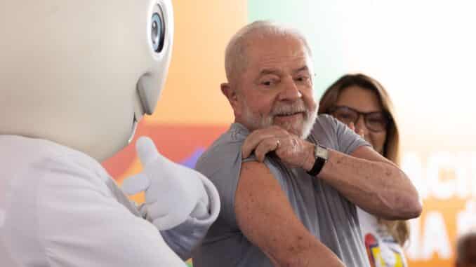 Lula sendo vacinado contra covid