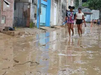 Rua com lama e marcas da destruição no litoral norte de São Paulo