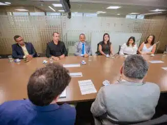 Cumprindo agenda em Brasília, o prefeito Elinaldo Araújo (União) se reuniu com a Corporação Andina de Fomento (CAF), conhecida como Banco de Desenvolvimento da América Latina, para tratar sobre as obras que serão iniciadas em breve em Camaçari. O encontro aconteceu nesta terça-feira (25).