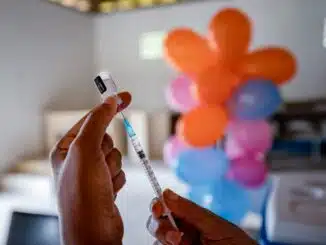 A vacina bivalente contra a Covid-19 está liberada para a população em geral, com idade a partir de 18 anos, como dose de reforço. Ela deve ser aplicada quatro meses após a segunda dose ou o último reforço utilizado. Pessoas que tomaram dose de reforço com bivalente terão o esquema de vacinação encerrado. A imunização acontece em todas as salas de vacinação das unidades de saúde de Camaçari.