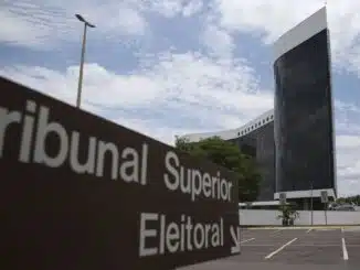 Eleitores em dívida com a Justiça Eleitoral podem emitir a Guia de Recolhimento da União (GRU) e pagar as multas devidas pela internet, sem que seja necessário ir ao cartório eleitoral. A multa é aplicada para quem não justificou a ausência às eleições, não se apresentou aos trabalhos eleitorais ou realizou o alistamento eleitoral fora do prazo legal, conforme prevê o Artigo 8º do Código Eleitoral. Com o pagamento, o eleitor passa a ter a situação regularizada.